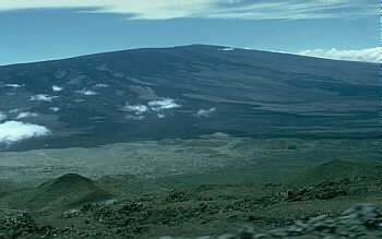 shieldvolcano1_med.jpg (10452 bytes)
